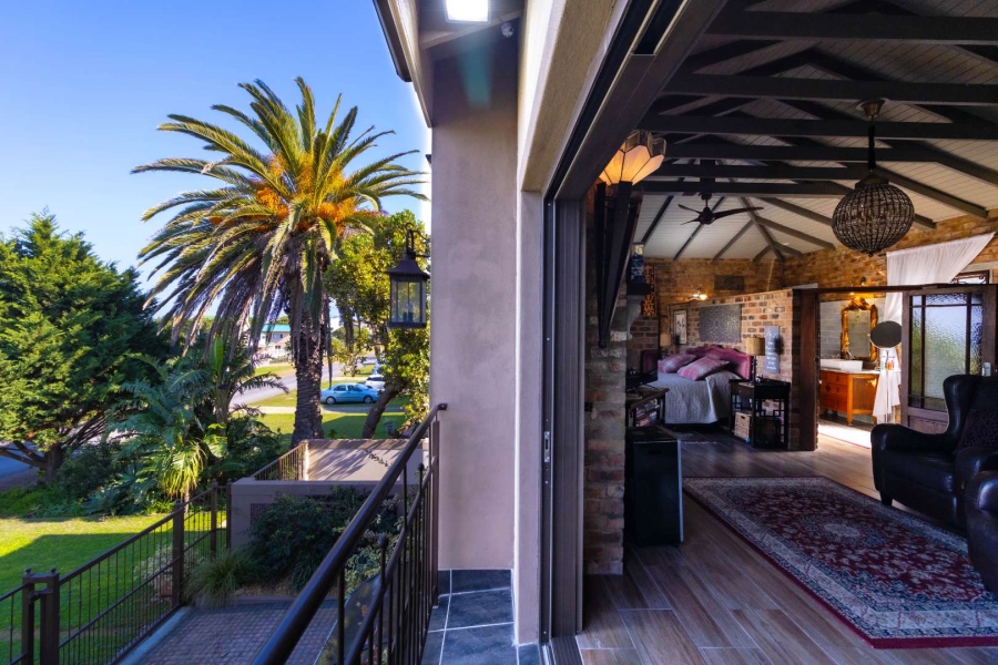 6 Bedroom Property for Sale in Sandbaai Western Cape